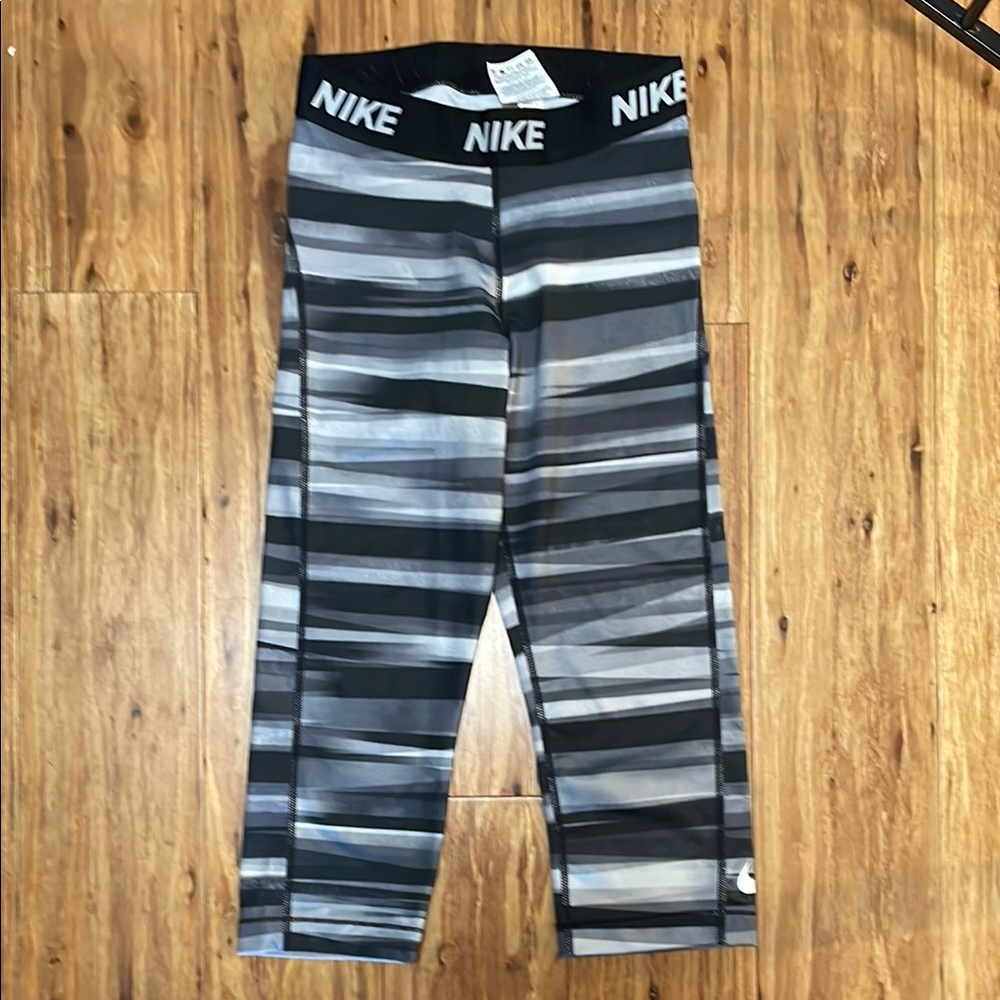 NWOT Nike Dri-Fit Capri Leggings